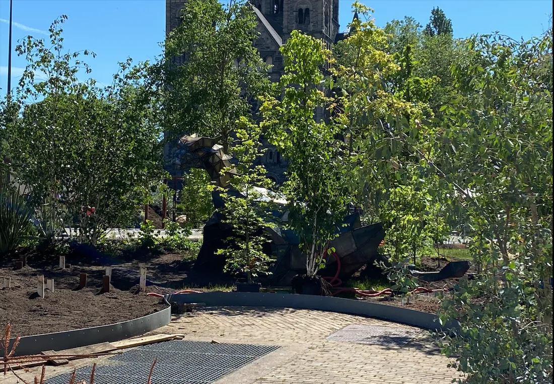 Photos : un Graoully en acier se pose place de la Comédie